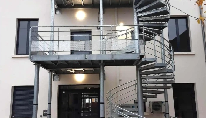 C.Martinez-ESM.France Sarl - Entrée Principale À Droite Puis 300 Mètres Au Fond Du Site